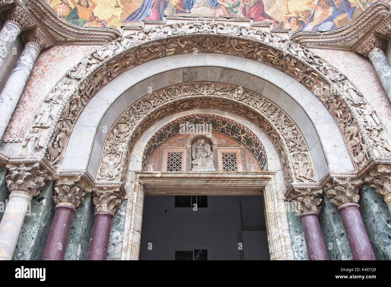 Venezia Veneto Italia. La decorazione della Basilica di San Marco il portale principale con colonne scolpite figure allegorie. Foto Stock