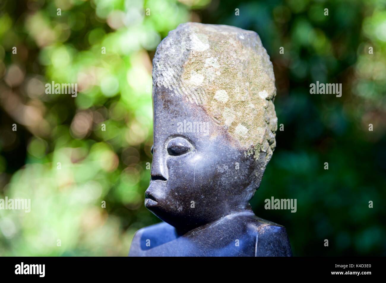 Una delle molte statue a Compton Acres Foto Stock