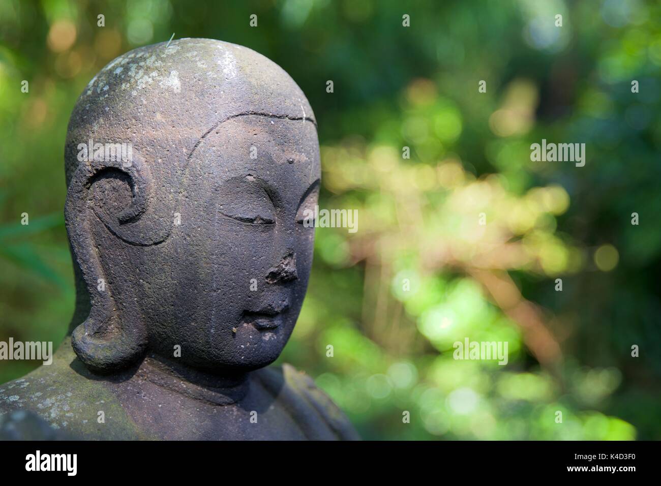Una statua nel giardino giapponese a Compton Acres Foto Stock