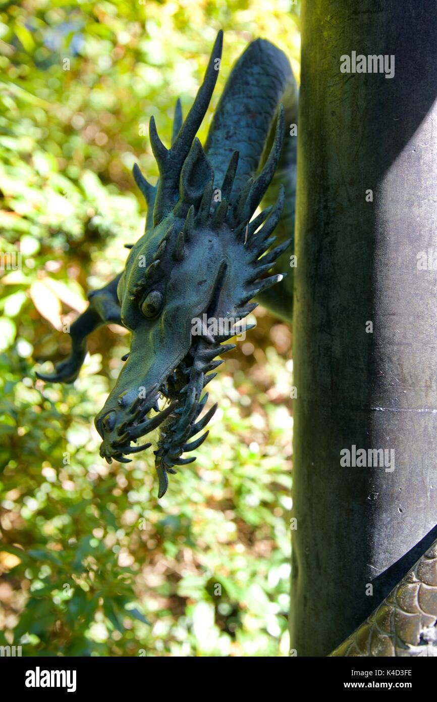 Una statua di un drago nel giardino giapponese a Compton Acres Foto Stock