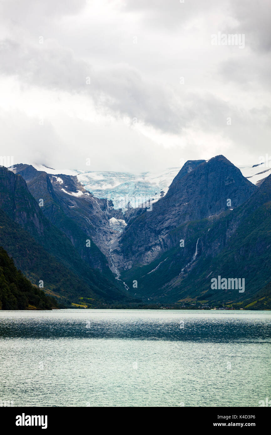 Norwegian blue ice ghiacciaio in background di un fiordo Foto Stock