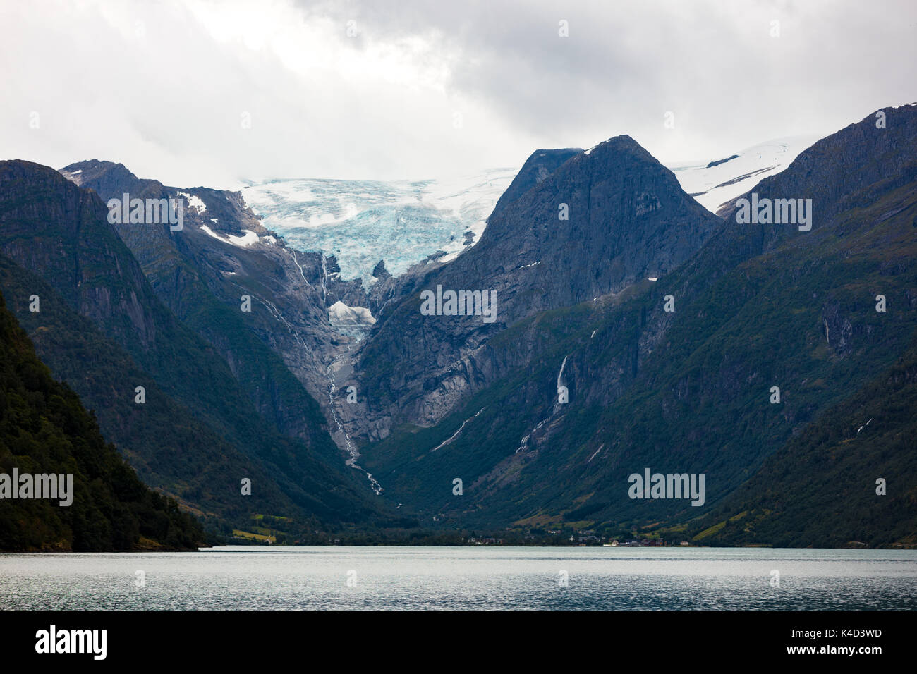 Norwegian blue ice ghiacciaio in background di un fiordo Foto Stock