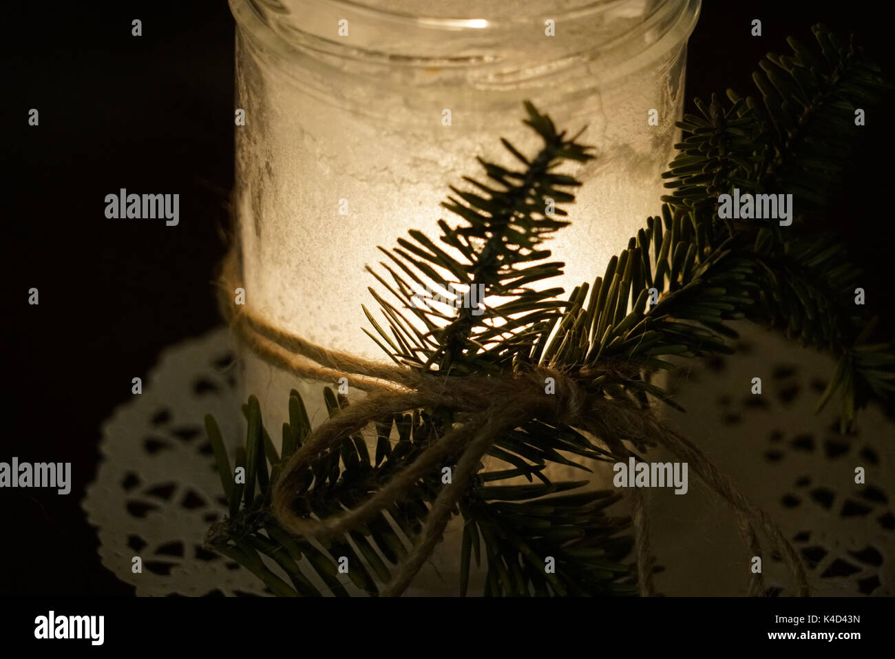 Lanterna smerigliato per invernale decorazione esterna, sfondo scuro Foto Stock