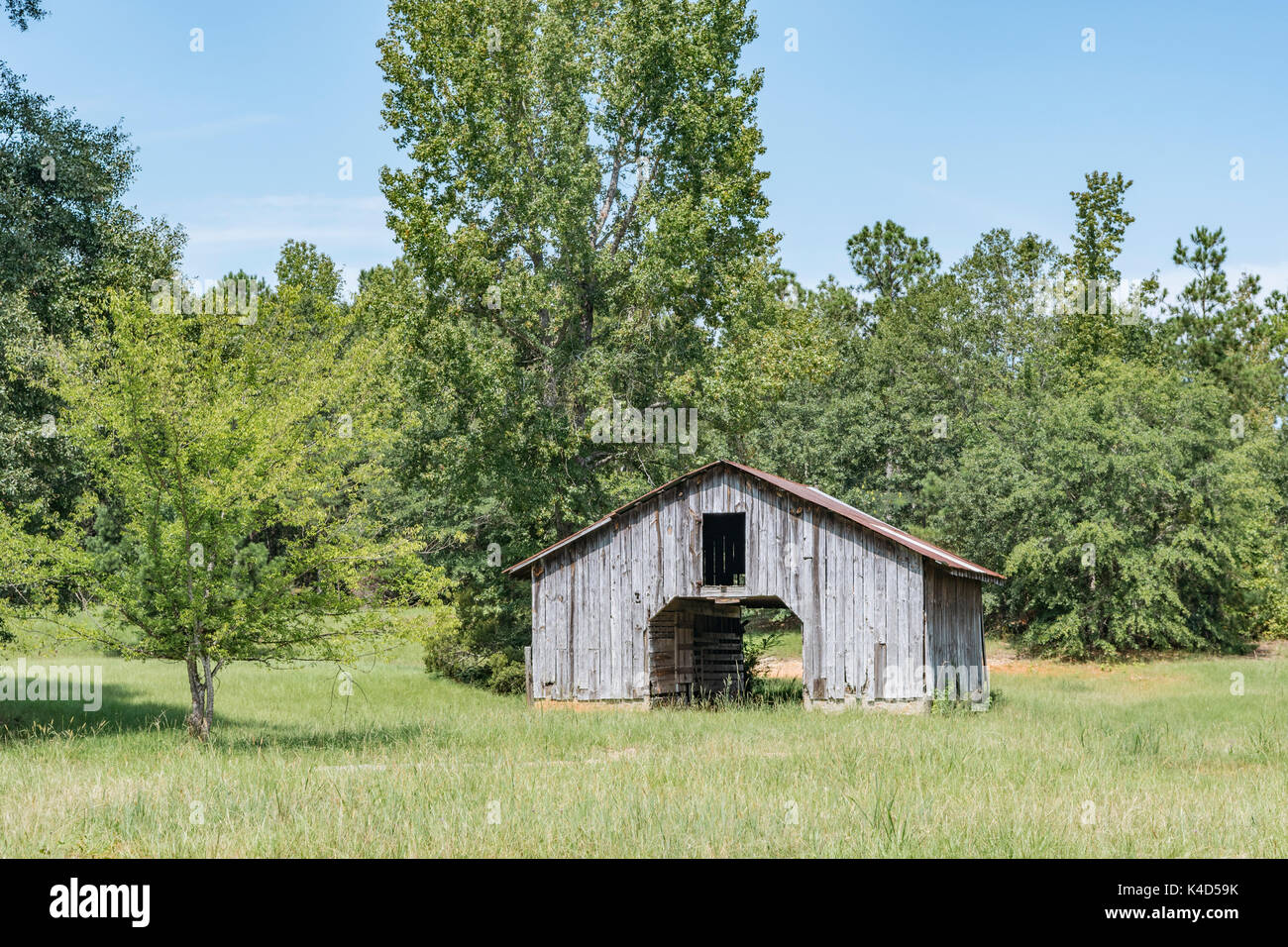 Il vecchio fienile in legno in una fattoria nel centro di Alabama, Stati Uniti d'America. Foto Stock