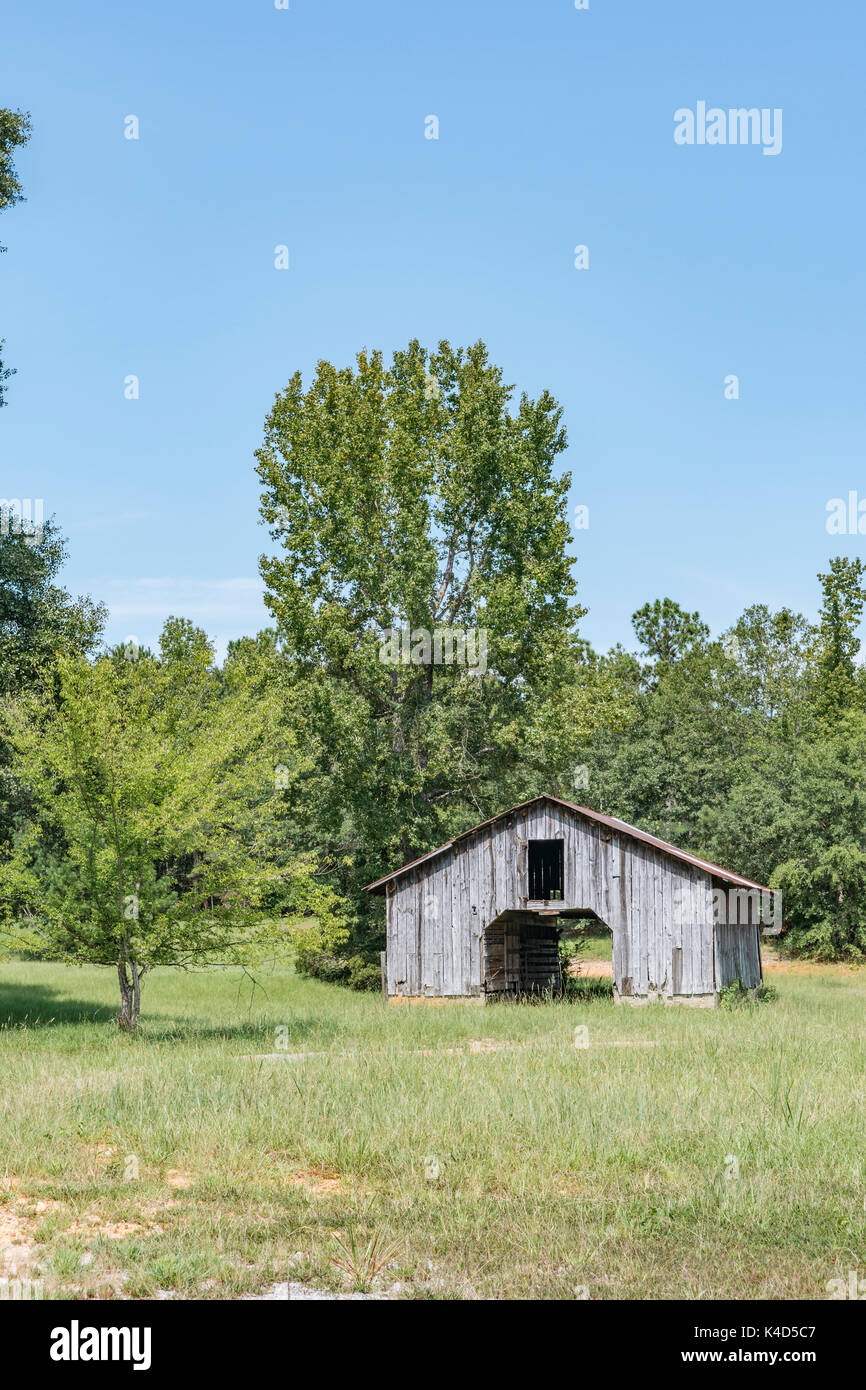 Il vecchio fienile in legno in una fattoria nel centro di Alabama, Stati Uniti d'America. Foto Stock