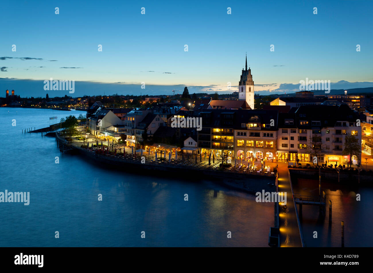 Vista di Friedrichshafen e il Lago di Costanza, dalla torre di osservazione di notte, Germania. Foto Stock