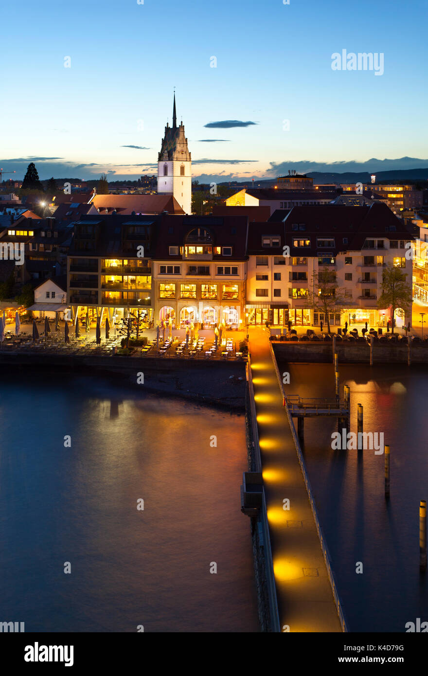 Vista di friedrichshafen sul lago di costanza da la torre di osservazione di notte, Germania. Foto Stock