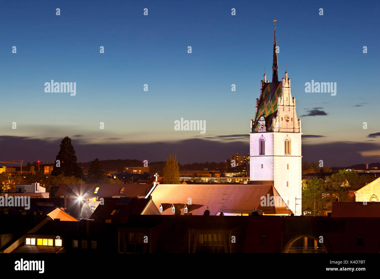 Vista di Friedrichshafen e Nikolaus chiesa dalla torre di osservazione di notte in Germania. Foto Stock