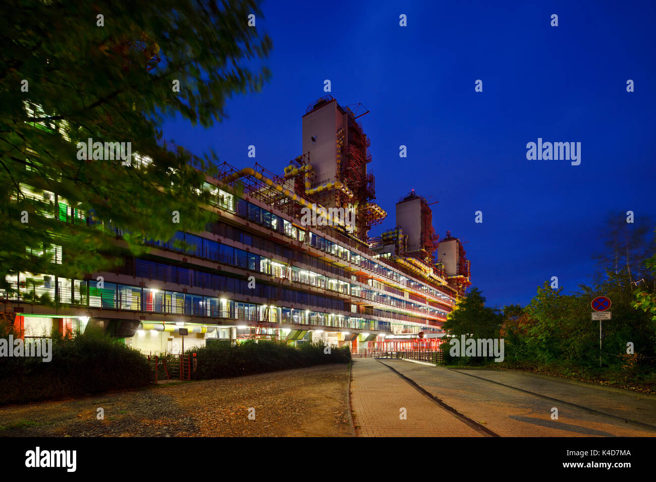 La moderna clinica universitaria di Aachen, Germania con night blue sky. Prospettiva corretti mediante spostamento della lente. Foto Stock