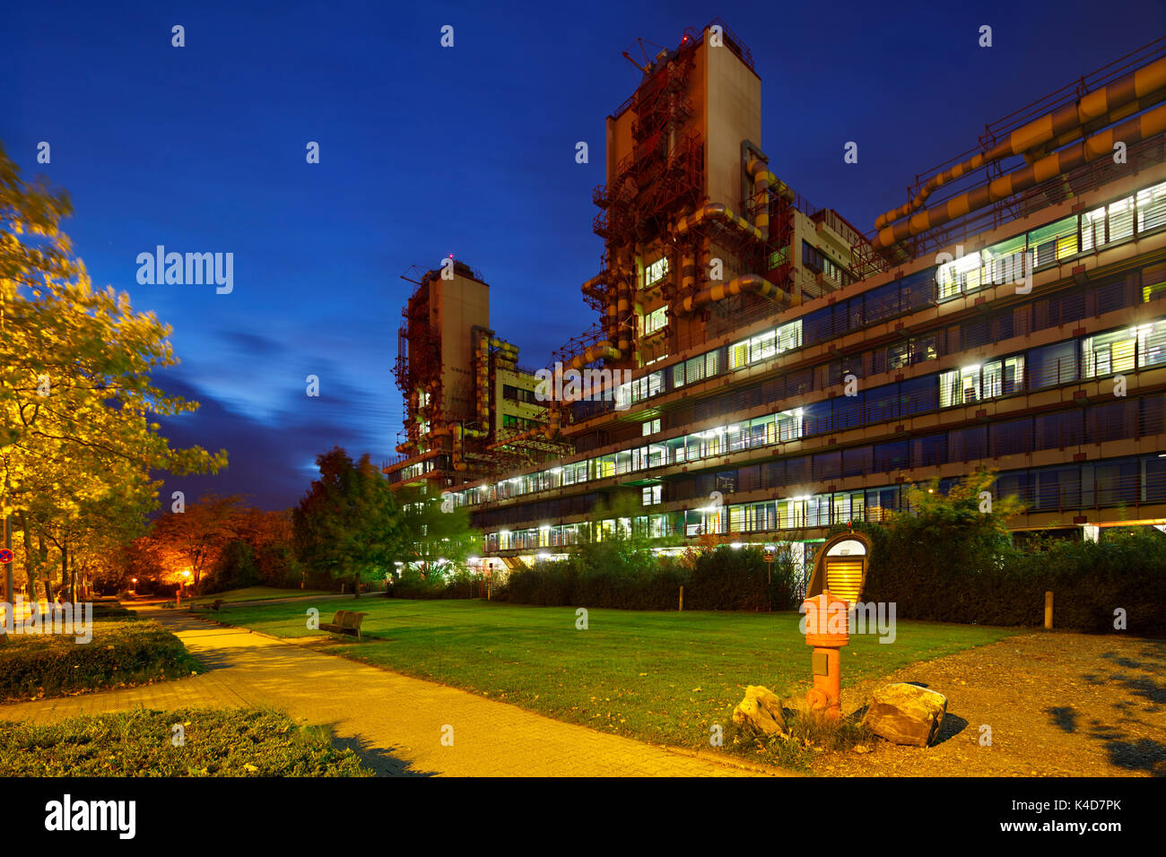 La moderna clinica universitaria di Aachen, Germania con night blue sky. prospettiva corretti mediante spostamento della lente. Foto Stock