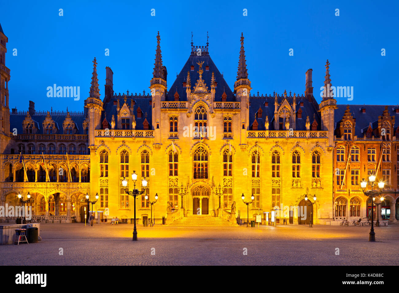 La Corte Provinciale (Provinciaal Hof) presso la piazza del mercato di Bruges, Belgio con night blue sky. Foto Stock