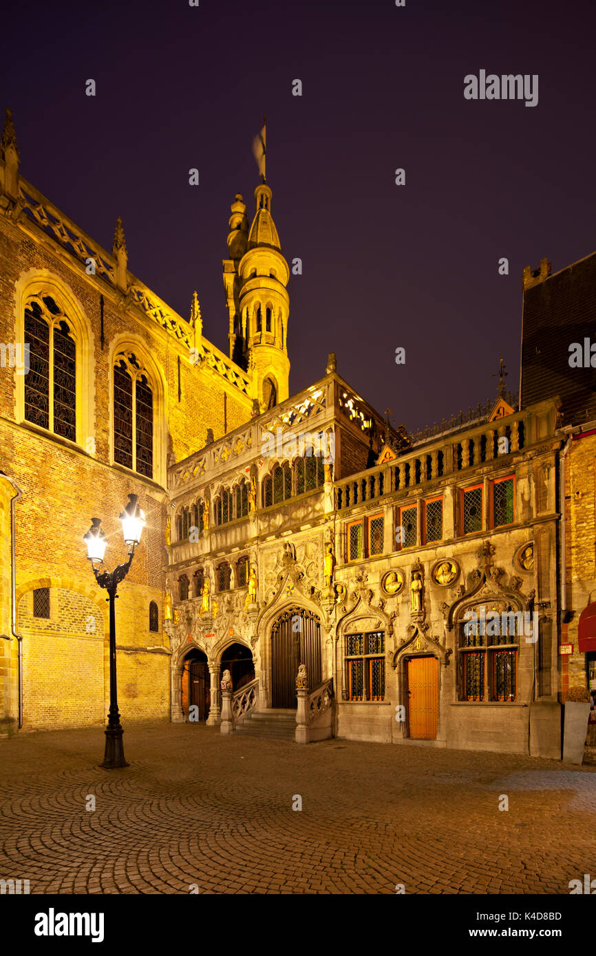 Piazza Burg in Bruges di notte con la Basilica del Sangue Sacro nel centro. Prospettiva corretti mediante spostamento della lente. Foto Stock