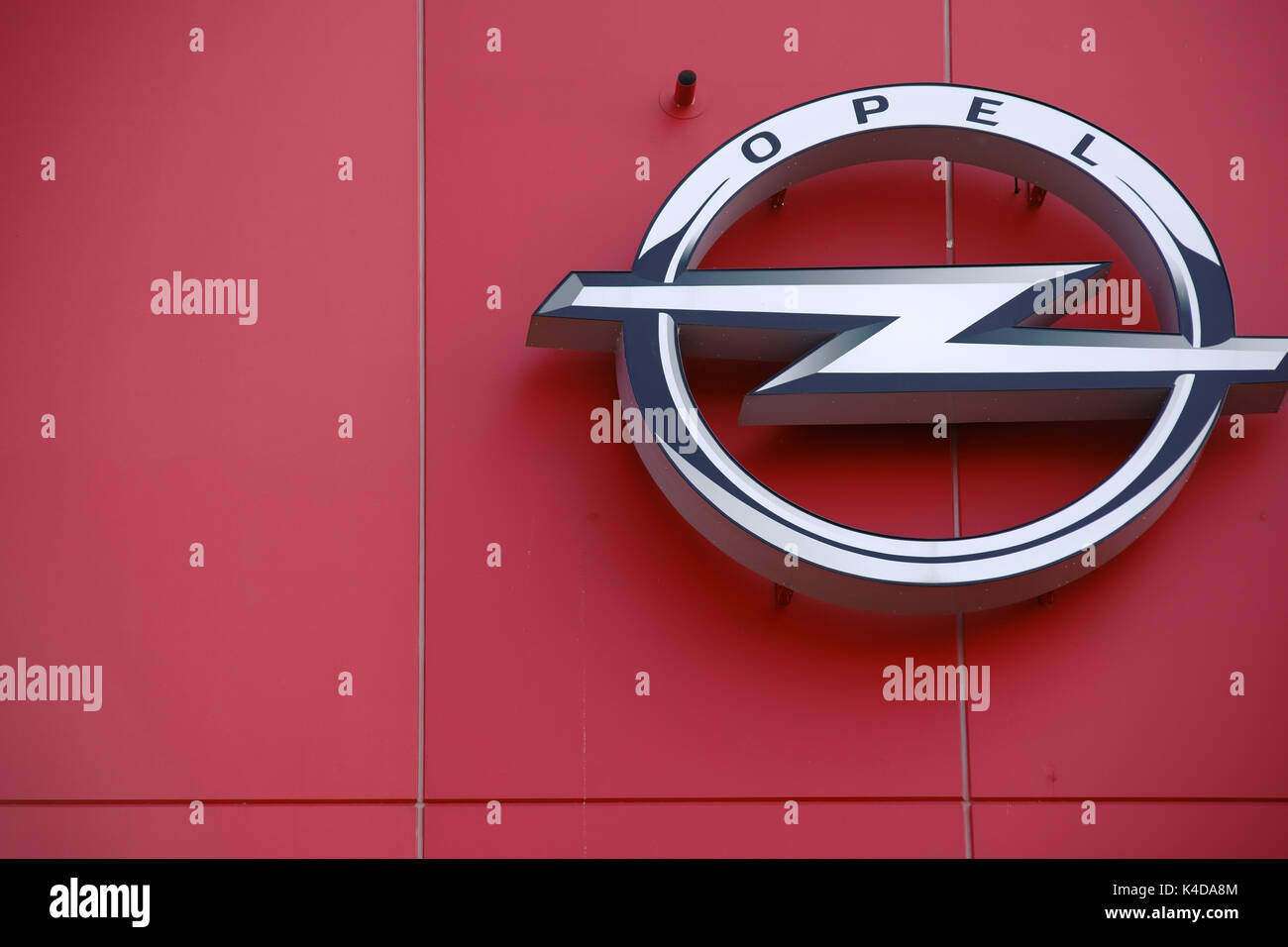 Magonza, Germania - 20 agosto 2017: Il simbolo lucido del costruttore di automobili Opel al bordo del tetto della Opel Arena del 1. FSV Mainz 05 il 20 agosto Foto Stock