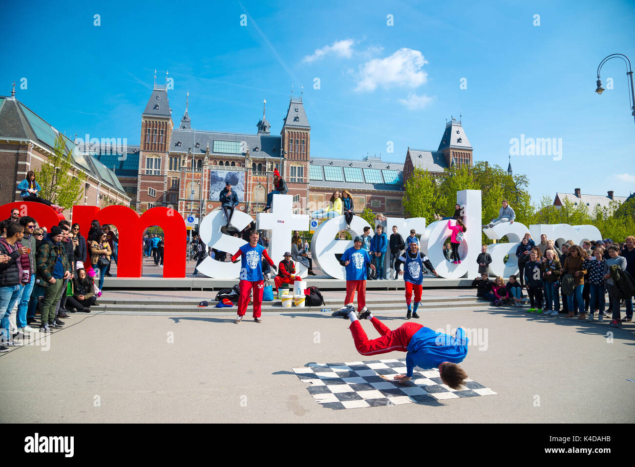 Amsterdam, Paesi Bassi - 20 aprile 2017: gioventù break dancing sulle strade della città di Amsterdam. street festival breakdance. Foto Stock
