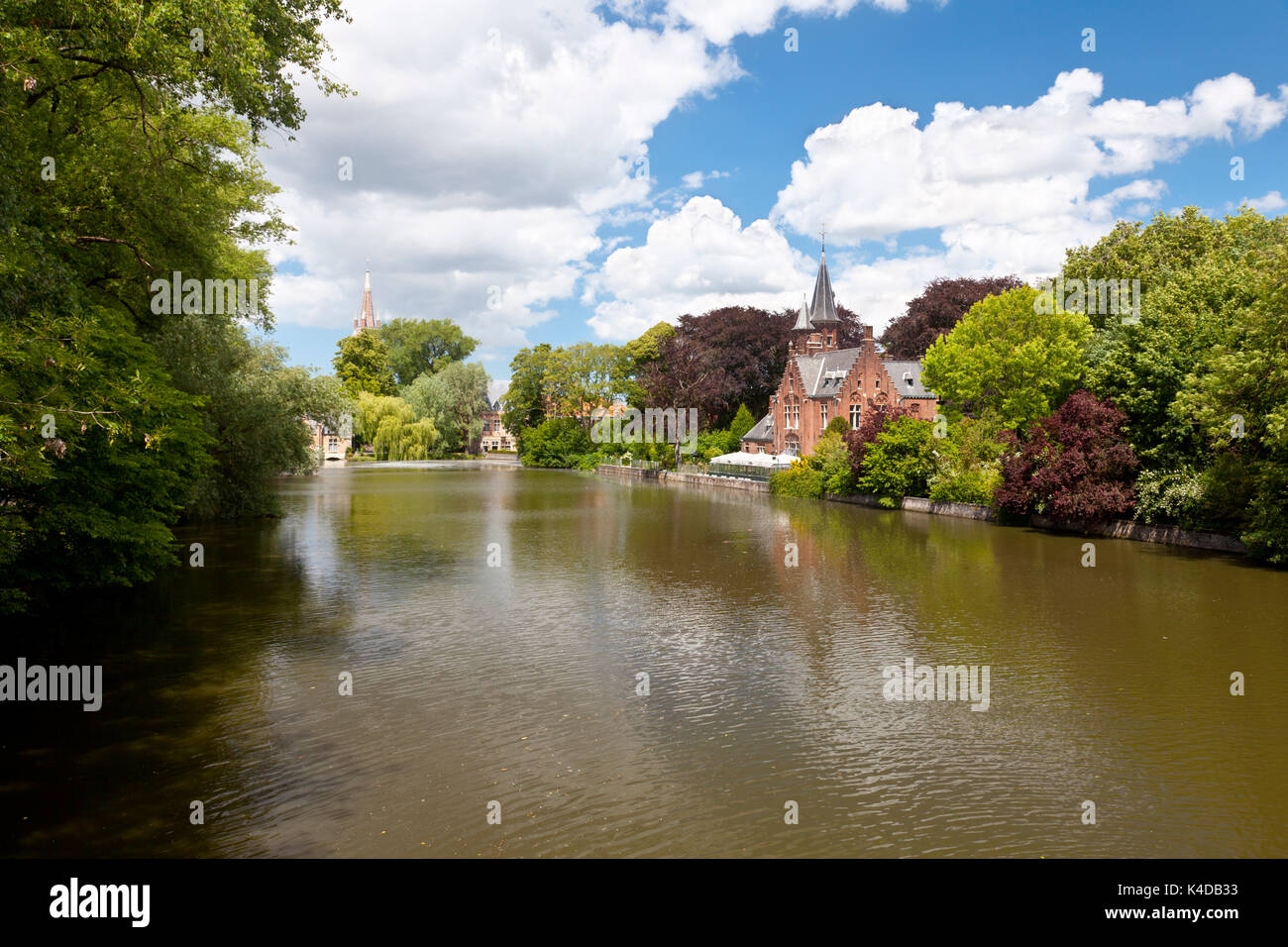 Il lago romantico Minnewater con la sua famosa casa con torri a sud di Bruges, Belgio. Foto Stock