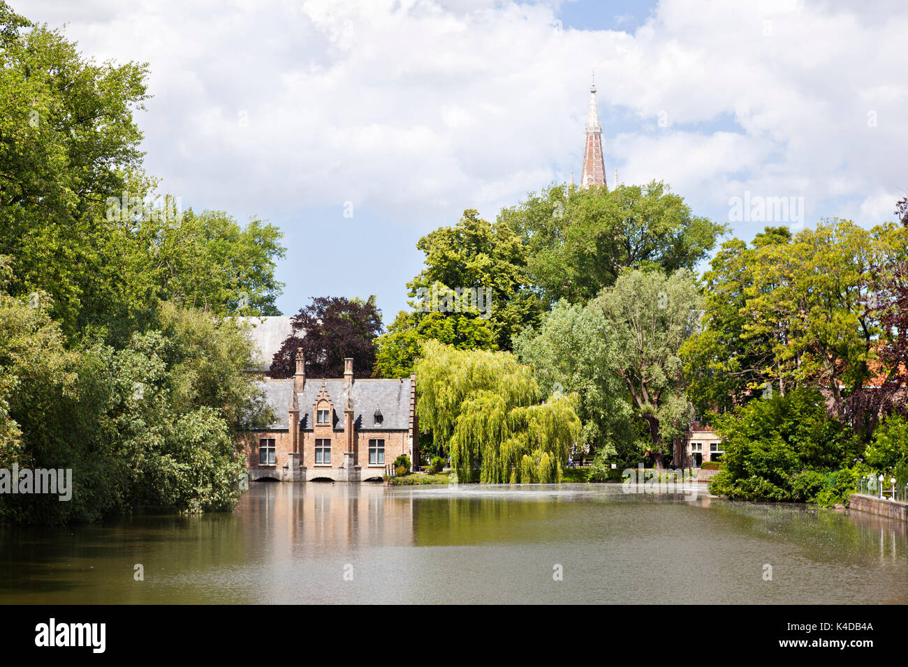 Il lago romantico Minnewater con un vecchio ponte casa nel sud di Bruges, Belgio. Foto Stock
