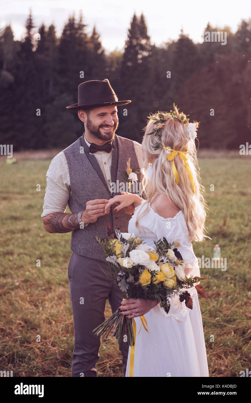 Sposa e lo sposo all'esterno. La cerimonia nuziale. arco di nozze Foto Stock