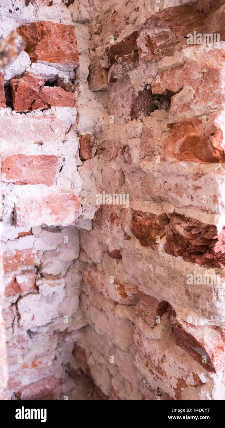 Il vecchio muro di mattoni che necessita di rinnovo Foto Stock