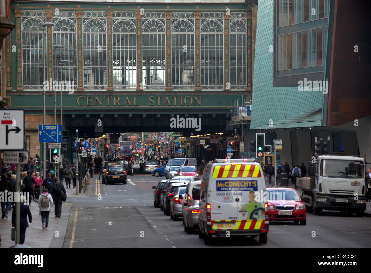 "Stazione Centrale' inquinamento Hielanman hotspot di montanari ombrello Ombrello di Argyle e Hope Street Glasgow il traffico intenso Foto Stock