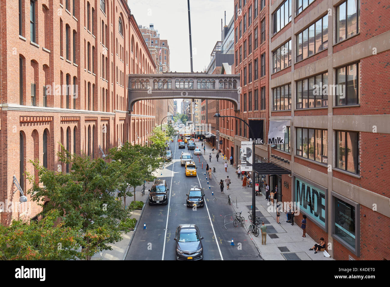 Latte studios ed elevato livello di street view con persone di alta linea nel Meatpacking District di New York Foto Stock