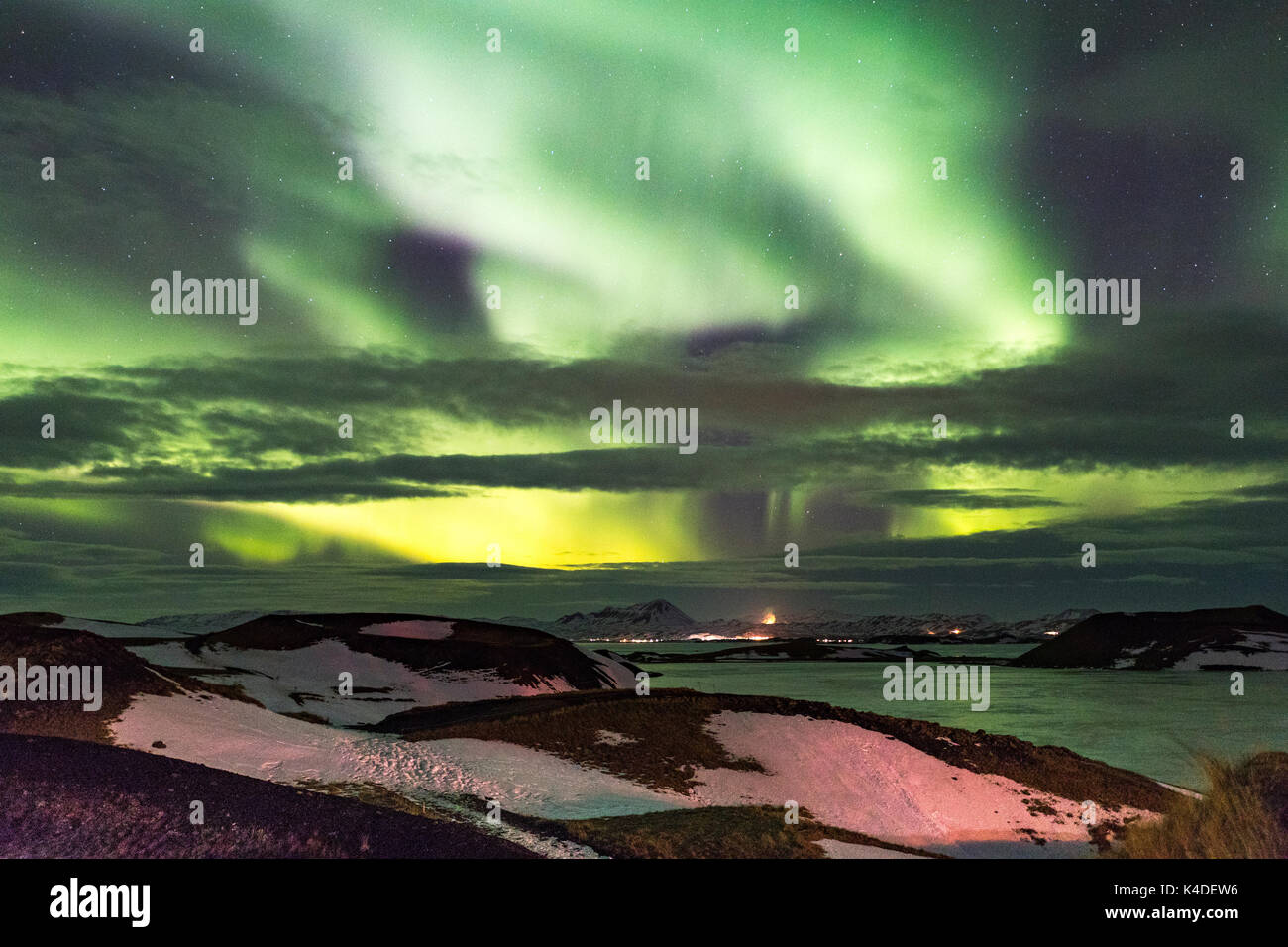 Aurora boreale che danzano nei cieli su Myvatn, Islanda Foto Stock