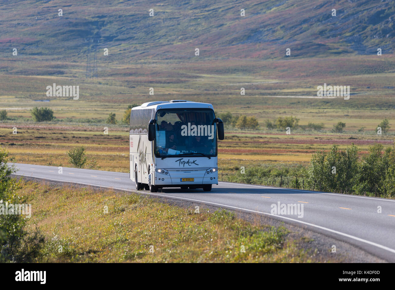 Autobus turistico guida su strada europea con i turisti in Finnmark Norvegia Foto Stock