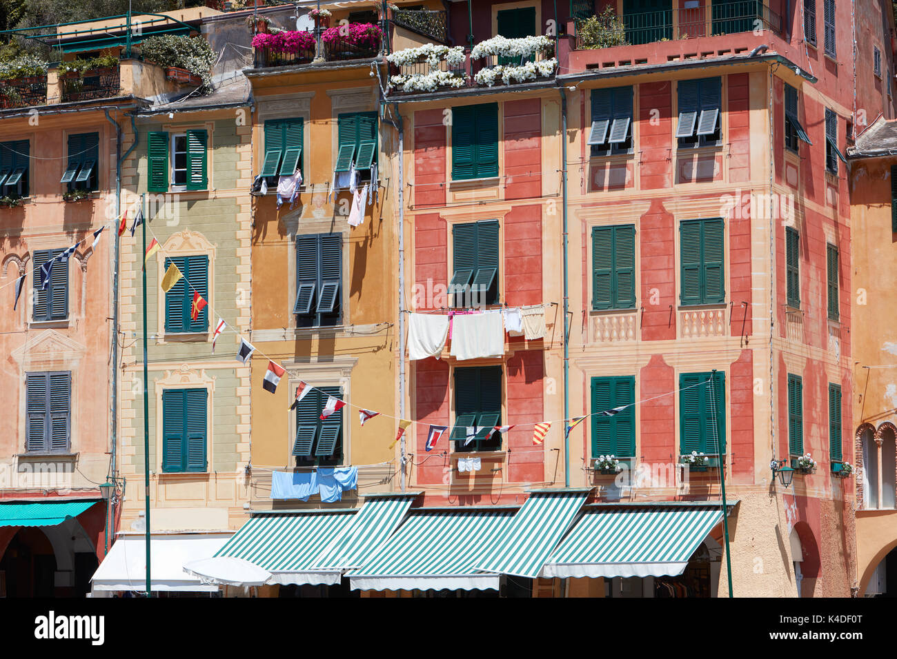 Portofino tipico bellissimo villaggio con case colorate facciate in Italia Foto Stock