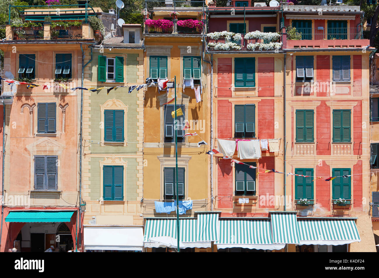 Portofino, tipico villaggio italiano con case colorate facciate in Italia, la Liguria mare costa Foto Stock