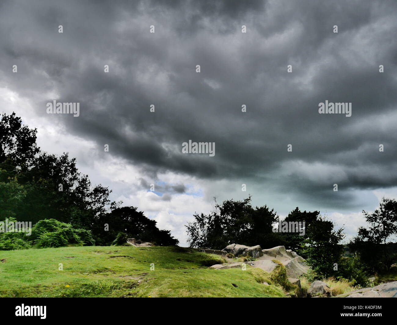 Moody cieli sopra rocce nere, wirksworth, Derbyshire (parco nazionale di Peak District) Foto Stock