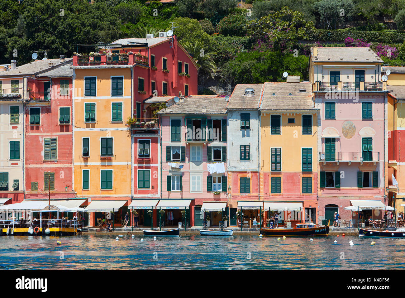 Portofino tipico bellissimo villaggio con case colorate facciate e negozi di lusso a Portofino, Italia Foto Stock