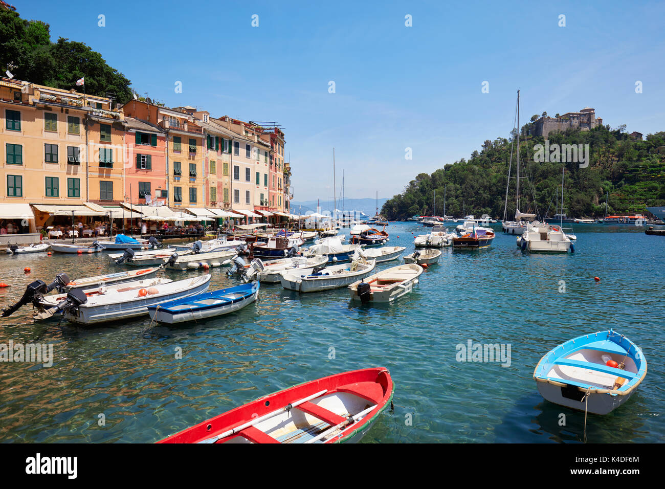 Portofino tipico villaggio con case colorate e un piccolo porticciolo con barche in Italia, la Liguria Foto Stock