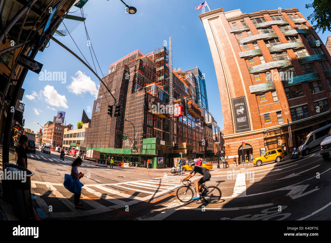 Costruzione su 61 Nona Avenue nel quartiere di Chelsea di New York si è visto il Venerdì, 25 agosto 2017. L'ufficio e commercio al dettaglio Edilizia, progettato dal noto architetto Rafael Vinoly conterrà un 20.000 piedi quadrati di Starbucks riserva prevede di aprire qualche volta nel 2018. (© Richard B. Levine) Foto Stock