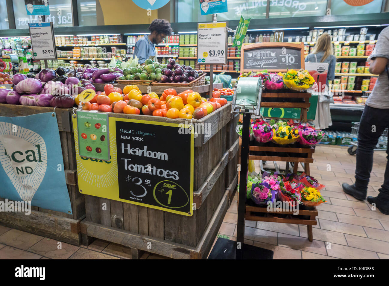 Il Whole Foods Market nel quartiere di Chelsea di New York si è visto il primo giorno di Amazon la proprietà di Lunedì, Agosto 28, 2017. Amazon tagliare i prezzi su molti punti metallici in un supermercato, colloquialmente noto come 'Tutta la busta paga', così come ben visibile la visualizzazione di una tabella vendite per il suo Amazon Echo e Echo Dot Voice Activated assistenti. Amazon è comprato Whole Foods Market in una trattativa non vale $13,7 miliardi. (© Richard B. Levine) Foto Stock
