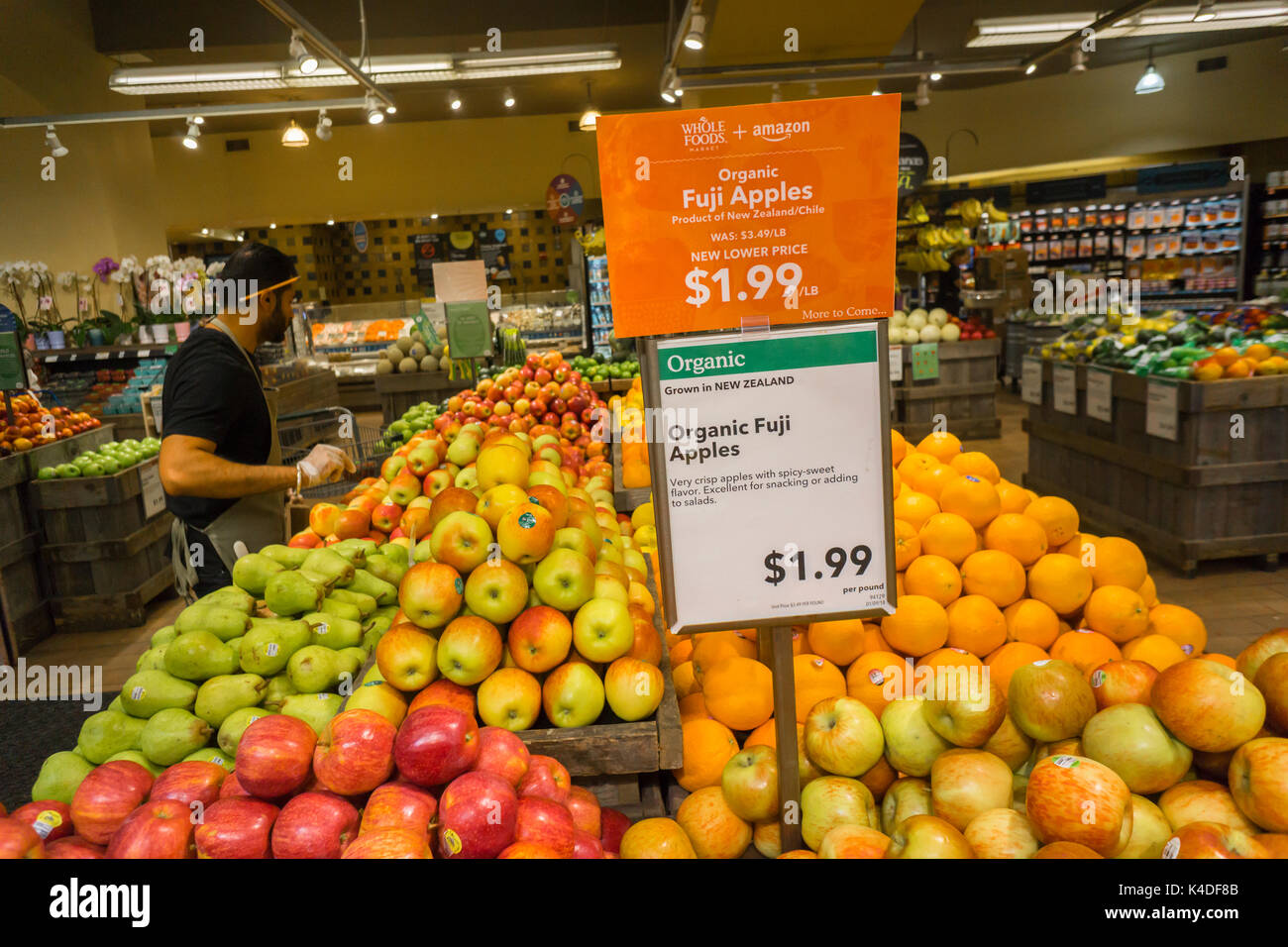 Il Whole Foods Market nel quartiere di Chelsea di New York si è visto il primo giorno di Amazon la proprietà di Lunedì, Agosto 28, 2017. Amazon tagliare i prezzi su molti punti metallici in un supermercato, colloquialmente noto come 'Tutta la busta paga', così come ben visibile la visualizzazione di una tabella vendite per il suo Amazon Echo e Echo Dot Voice Activated assistenti. Amazon è comprato Whole Foods Market in una trattativa non vale $13,7 miliardi. (© Richard B. Levine) Foto Stock