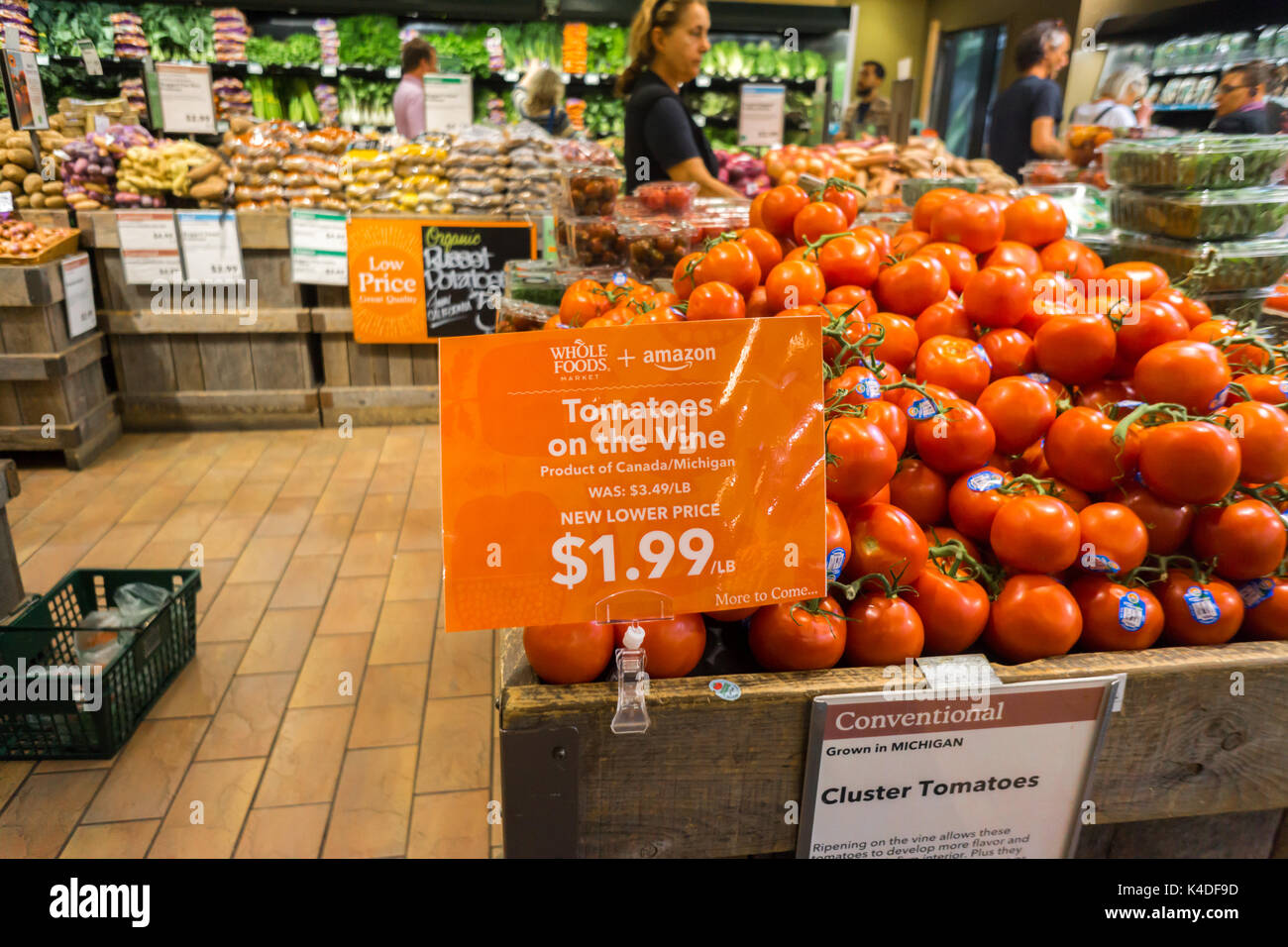 Il Whole Foods Market nel quartiere di Chelsea di New York si è visto il primo giorno di Amazon la proprietà di Lunedì, Agosto 28, 2017. Amazon tagliare i prezzi su molti punti metallici in un supermercato, colloquialmente noto come 'Tutta la busta paga', così come ben visibile la visualizzazione di una tabella vendite per il suo Amazon Echo e Echo Dot Voice Activated assistenti. Amazon è comprato Whole Foods Market in una trattativa non vale $13,7 miliardi. (© Richard B. Levine) Foto Stock