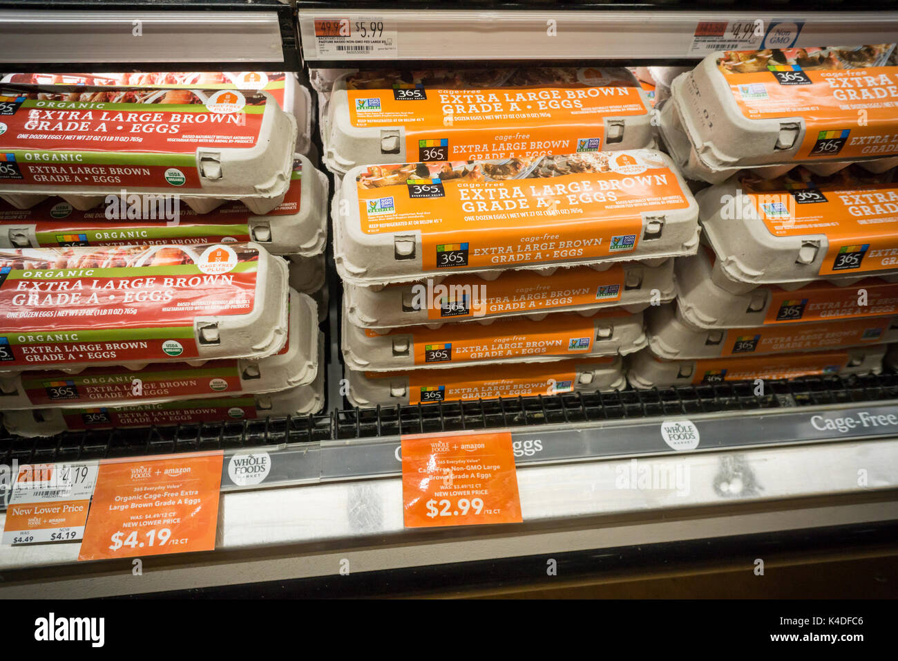 Il Whole Foods Market nel quartiere di Chelsea di New York si è visto il primo giorno di Amazon la proprietà di Lunedì, Agosto 28, 2017. Amazon tagliare i prezzi su molti punti metallici in un supermercato, colloquialmente noto come 'Tutta la busta paga', così come ben visibile la visualizzazione di una tabella vendite per il suo Amazon Echo e Echo Dot Voice Activated assistenti. Amazon è comprato Whole Foods Market in una trattativa non vale $13,7 miliardi. (© Richard B. Levine) Foto Stock