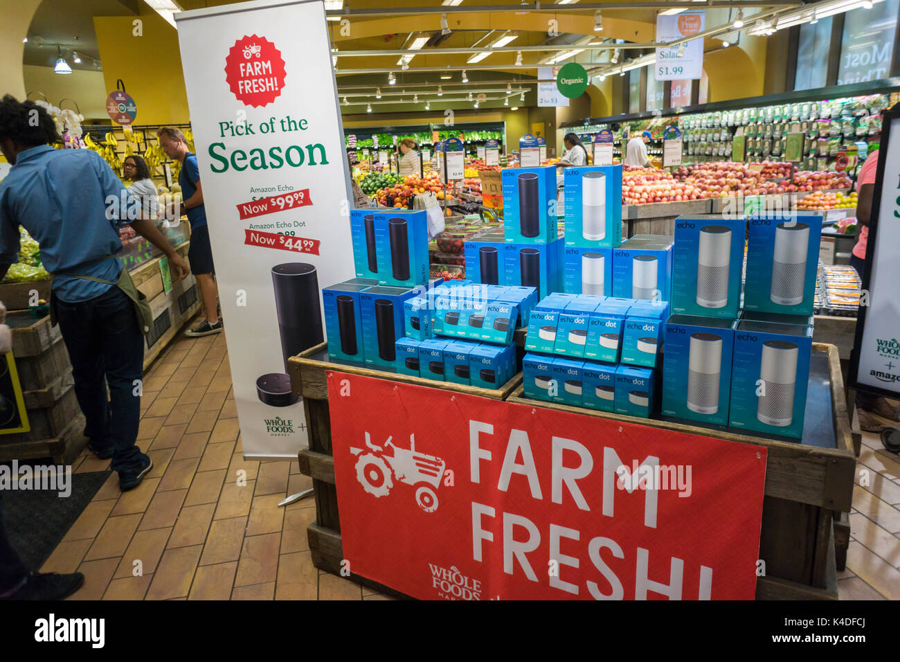 Il Whole Foods Market nel quartiere di Chelsea di New York si è visto il primo giorno di Amazon la proprietà di Lunedì, Agosto 28, 2017. Amazon tagliare i prezzi su molti punti metallici in un supermercato, colloquialmente noto come 'Tutta la busta paga', così come ben visibile la visualizzazione di una tabella vendite per il suo Amazon Echo e Echo Dot Voice Activated assistenti. Amazon è comprato Whole Foods Market in una trattativa non vale $13,7 miliardi. (© Richard B. Levine) Foto Stock
