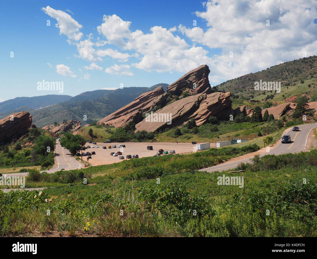 Rosso naturale di roccia arenaria formazioni in Morrison Colorado. Questo è il sito di Red Rocks anfiteatro. Foto Stock