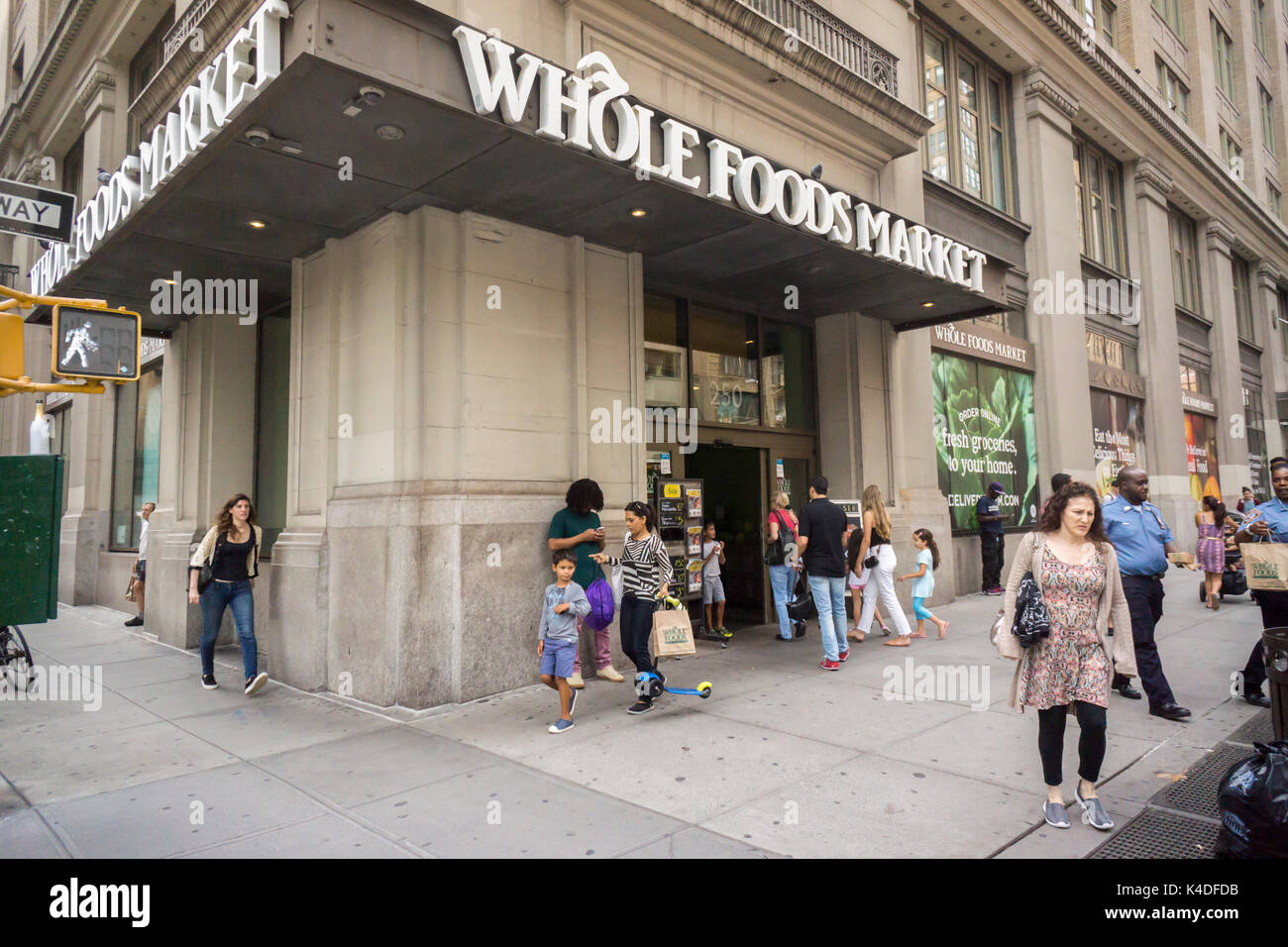 Il Whole Foods Market nel quartiere di Chelsea di New York si è visto il  primo giorno di Amazon la proprietà di Lunedì, Agosto 28, 2017. Amazon  tagliare i prezzi su molti