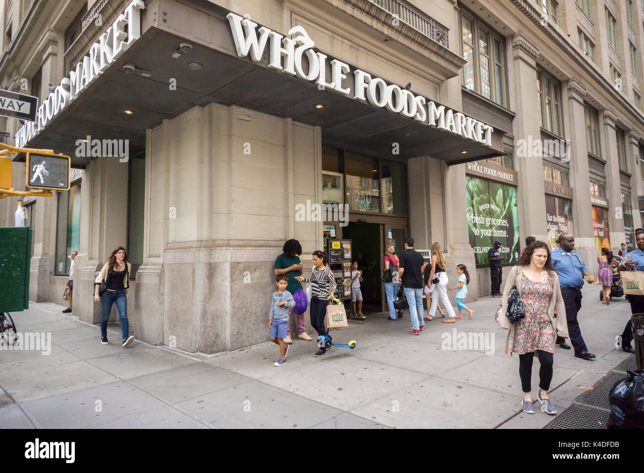 Il Whole Foods Market nel quartiere di Chelsea di New York si è visto il primo giorno di Amazon la proprietà di Lunedì, Agosto 28, 2017. Amazon tagliare i prezzi su molti punti metallici in un supermercato, colloquialmente noto come 'Tutta la busta paga', così come ben visibile la visualizzazione di una tabella vendite per il suo Amazon Echo e Echo Dot Voice Activated assistenti. Amazon è comprato Whole Foods Market in una trattativa non vale $13,7 miliardi. (© Richard B. Levine) Foto Stock