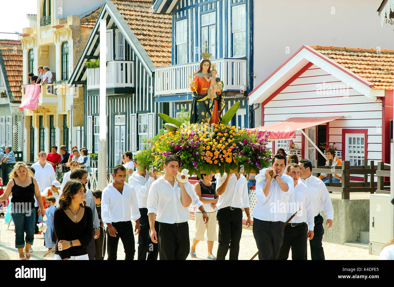Processione religiosa durante la tradizionale festa di Nossa Senhora da Saúde. Costa Nova, Portogallo Foto Stock