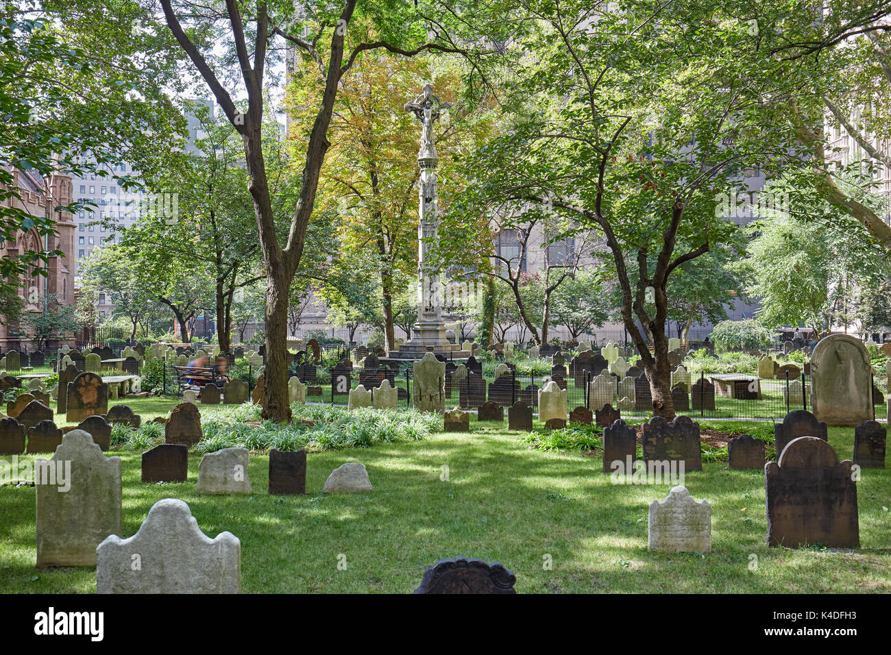 Chiesa della Trinità cimitero con erba verde in una giornata di sole. Questo è il solo attivo nel cimitero di Manhattan. Foto Stock