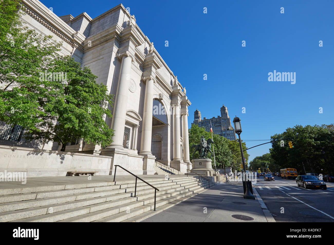 Il Museo Americano di Storia Naturale facciata di edificio con il marciapiede e la strada in una giornata di sole e cielo blu Foto Stock