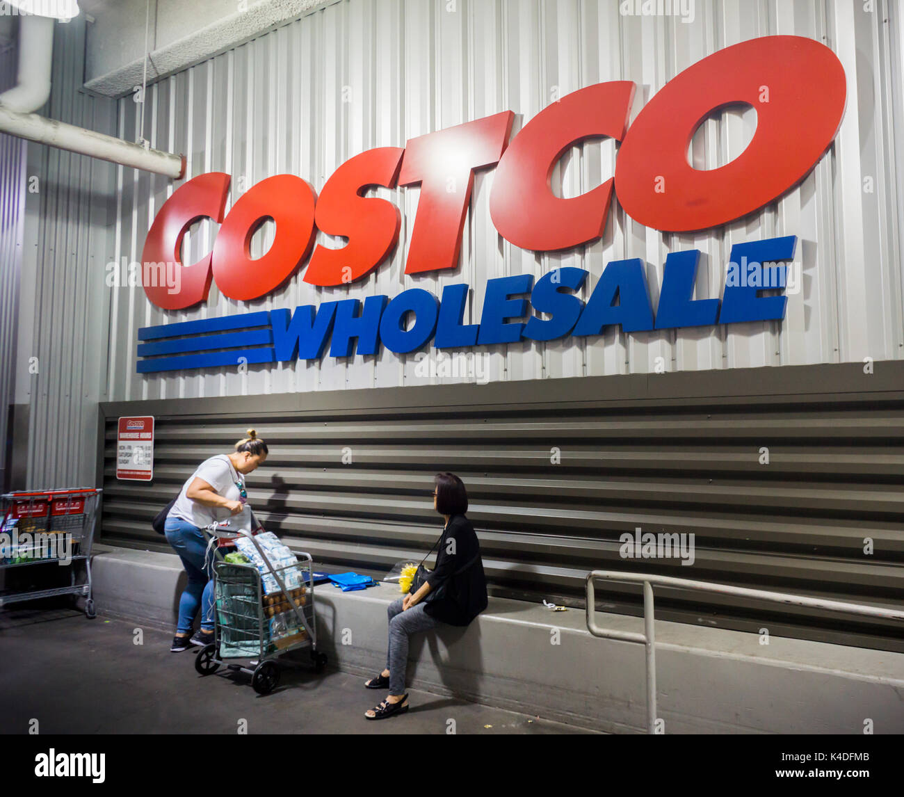 Gli amanti dello shopping a Costco Wholesale store in un centro commerciale di Queens a New York Sabato, Agosto 26, 2017. (© Richard B. Levine) Foto Stock