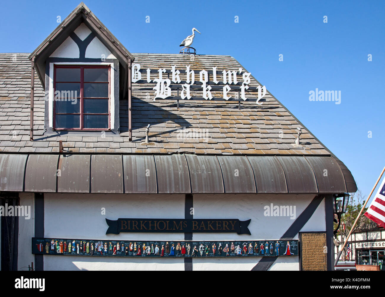 Tocchi danese a Birkholm's Bakery in Solvang (CA) includono un modello di cicogna sul tetto per buona fortuna. Foto Stock