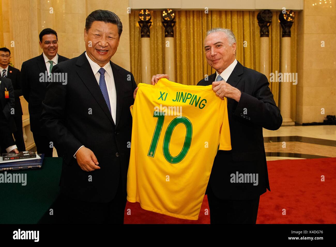 Il Presidente brasiliano Michel Temer, destra presenta il presidente cinese Xi Jinping con un calcio brasiliano jersey firmato da superstar giocatore Pele prima della data di inizio del loro incontro bilaterale il 1 settembre 2017 a Pechino, in Cina. Foto Stock