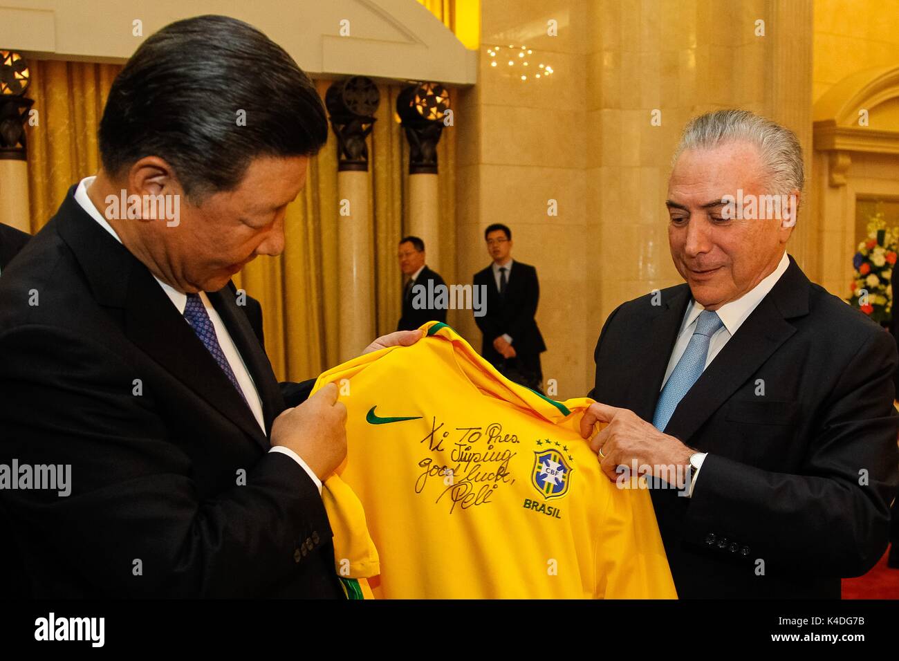 Il Presidente brasiliano Michel Temer, destra presenta il presidente cinese Xi Jinping con un calcio brasiliano jersey firmato da superstar giocatore Pele prima della data di inizio del loro incontro bilaterale il 1 settembre 2017 a Pechino, in Cina. Foto Stock