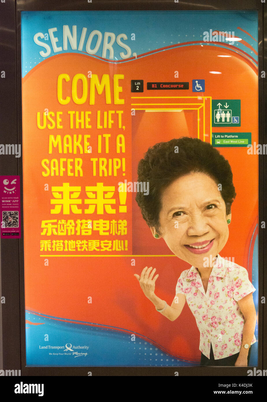 Norme di sicurezza per i cittadini anziani in sella alla stazione MRT di Singapore Foto Stock