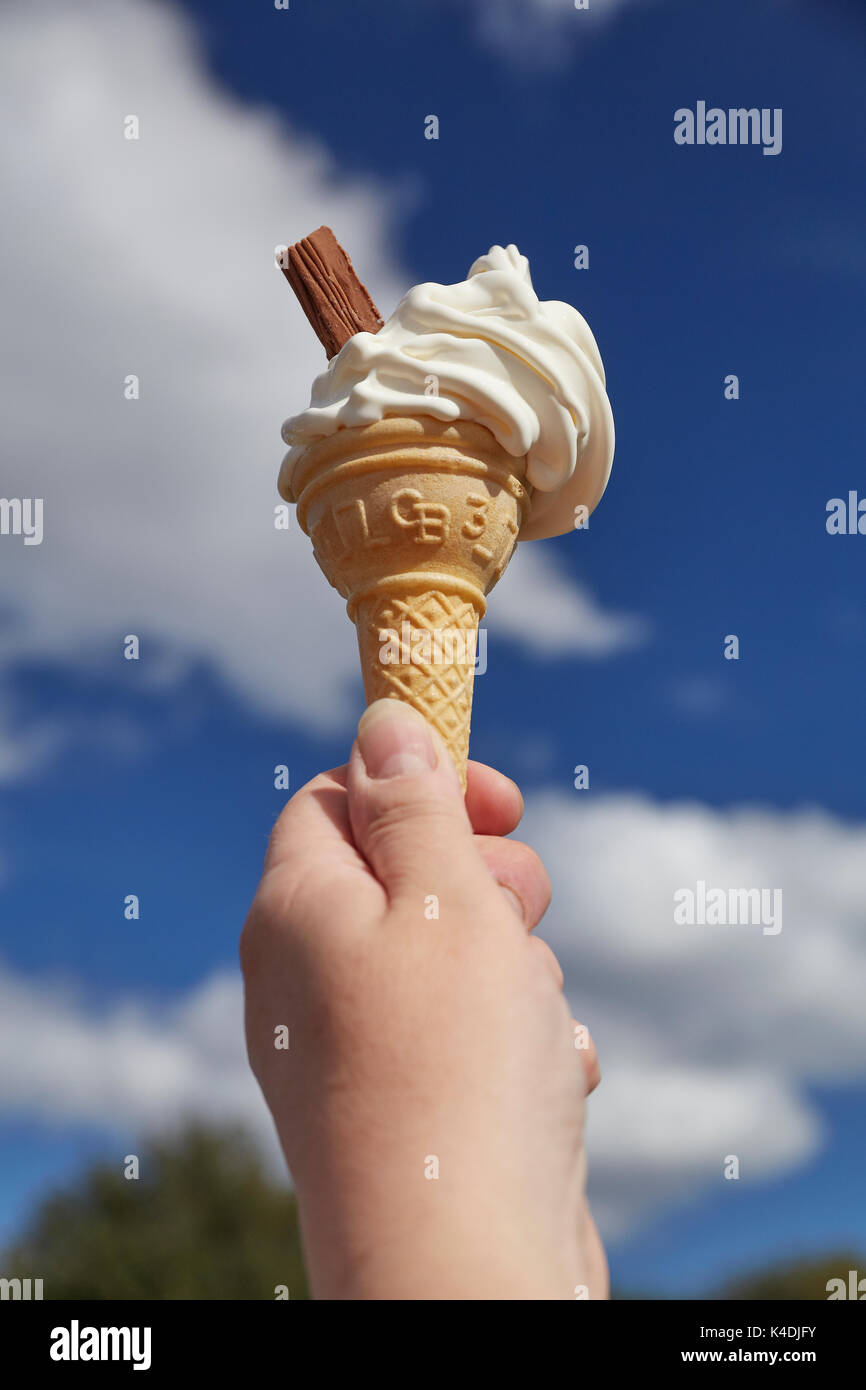 99 cono gelato contro un cielo blu UK Foto Stock