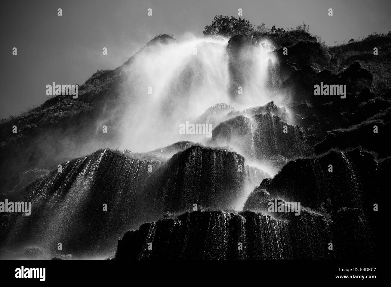 Immagine in bianco e nero dal di sotto della cascata nel Canyon del Sumidero, Chiapas, Messico. Foto Stock